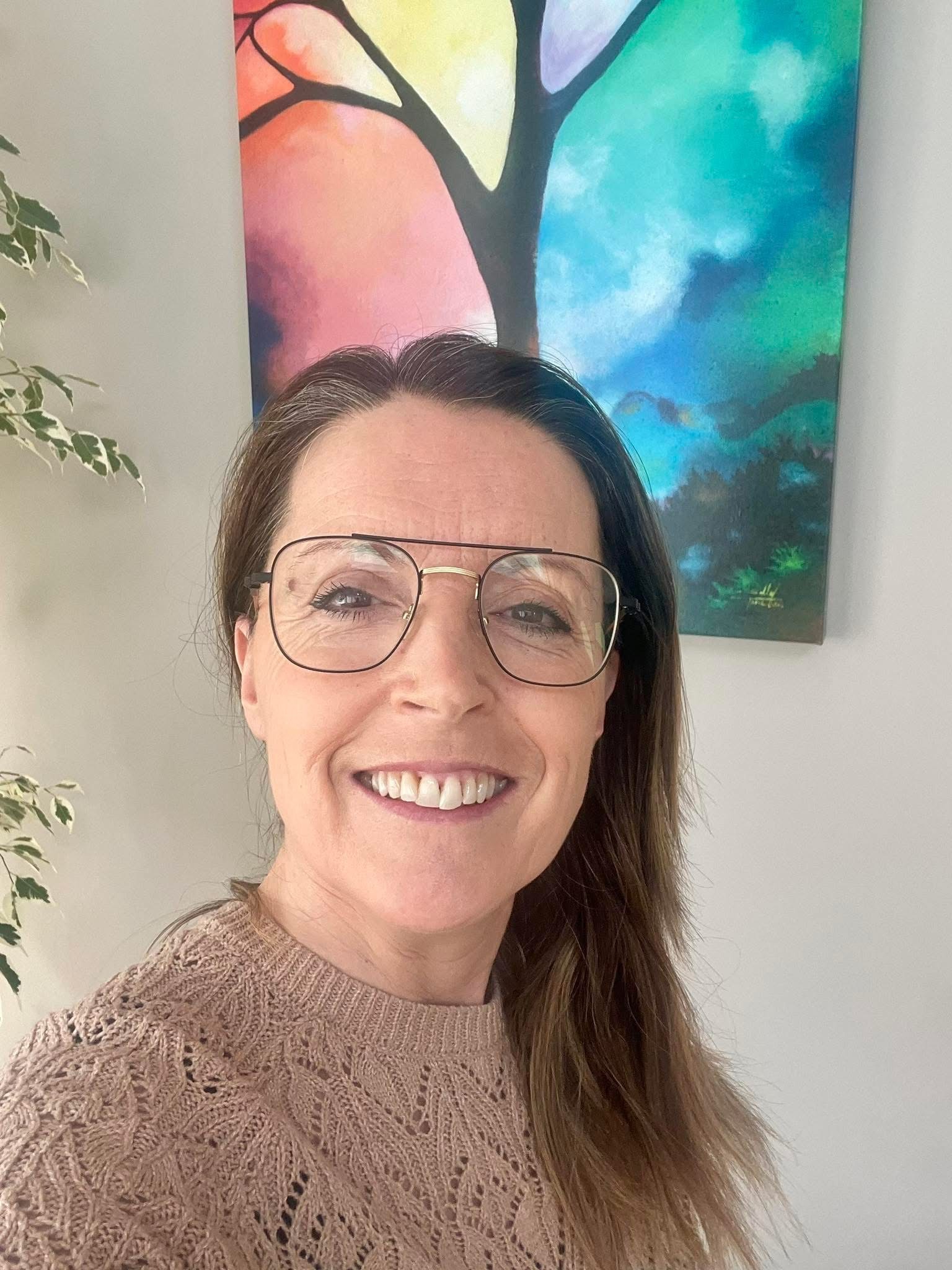 Sandrine Garcia souriante, guide spirituelle et praticienne en channeling, aide à apaiser l’enfant intérieur grâce à la guidance spirituelle.